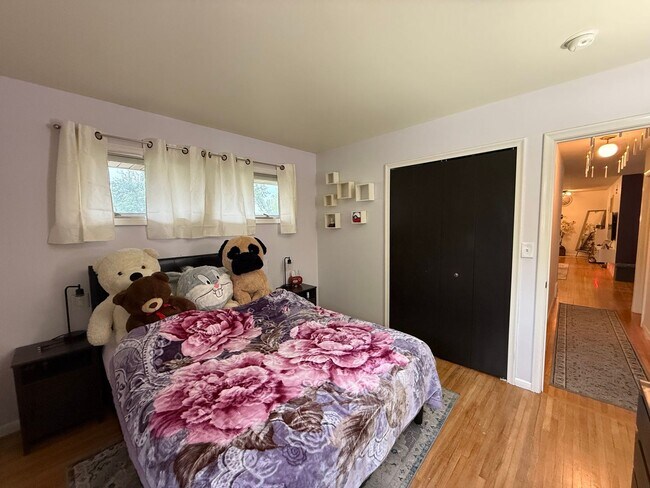 Building Photo - Beautiful 4 bed 2.5 Bath Bloomington SF Ho...