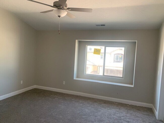 Building Photo - Gorgeous Townhome!  End Unit.