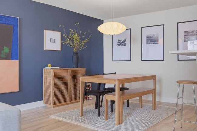 Building Photo - 2626 N Lakeview Ave