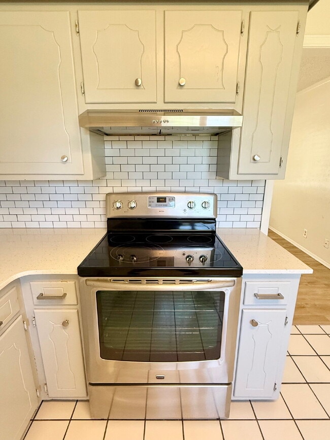 Building Photo - Inviting Mustang Gem with Spacious Kitchen...