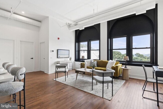 Building Photo - 240 Hermitage St