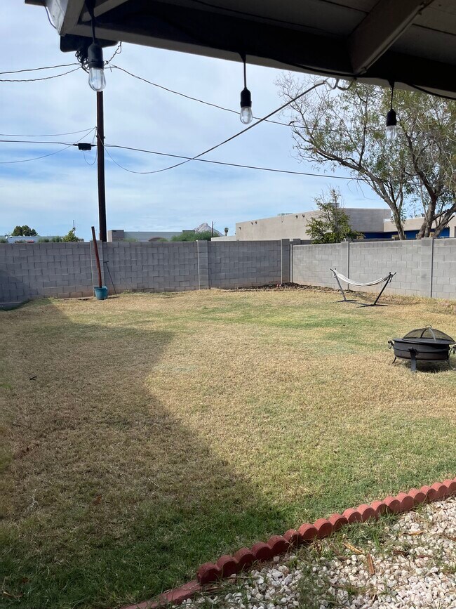 Building Photo - 1506 E Clarendon Ave