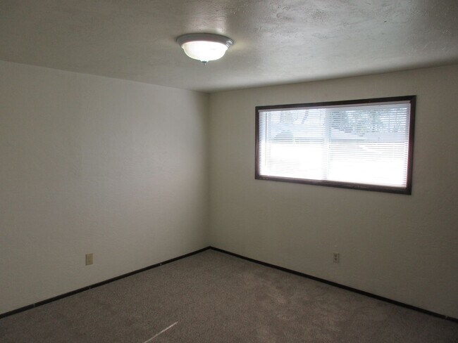 Building Photo - Two Bedroom Duplex w/ Garage