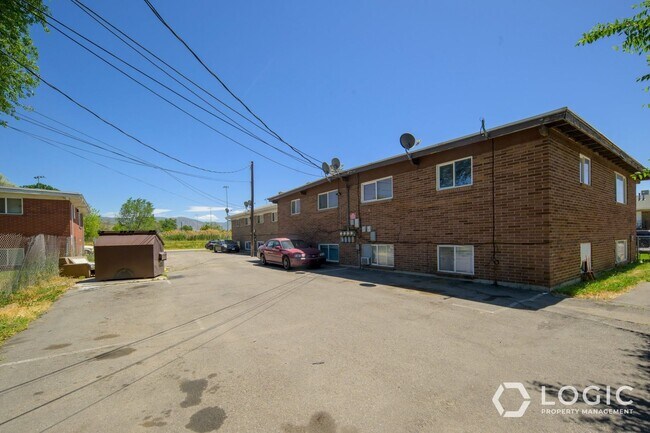 Building Photo - 1610 Ivy Cir