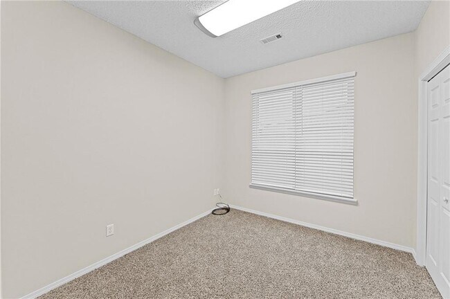 Building Photo - 1552 S Tally Ho Dr