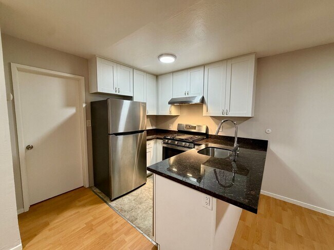 Interior Photo - 475 Alcatraz Ave