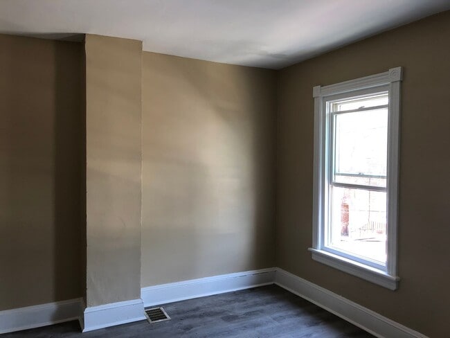 Building Photo - Fantastic 2 Bedroom/2 Bath Home! Recently Renovated Kitchen & Baths!