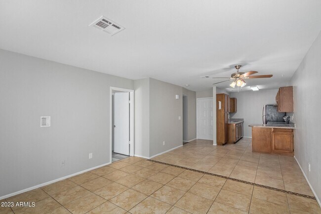 Building Photo - 653 W Guadalupe Rd