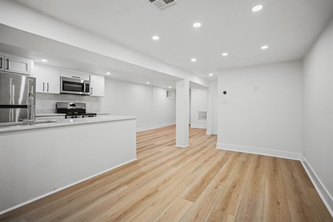 Building Photo - 31 W 46th St