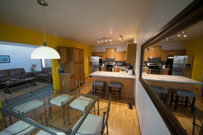 Building Photo - 2370 Canary Ct