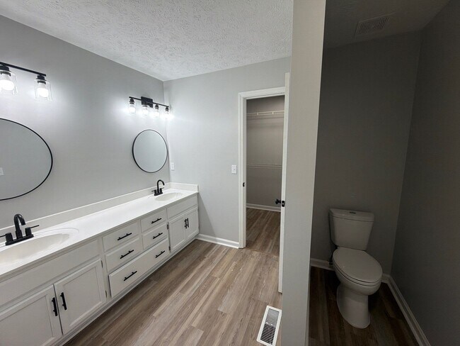 Building Photo - 103 Kestrel Ct SW