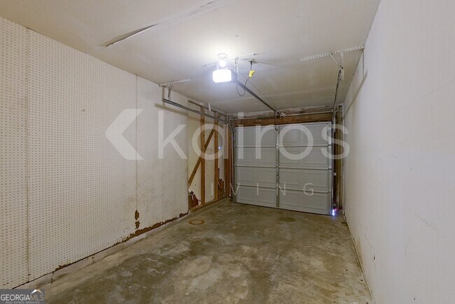 Building Photo - 3160 Creekwood Dr