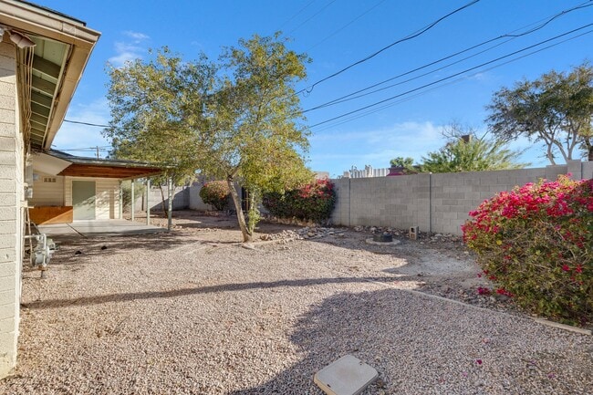Building Photo - Spacious & Stylish 4/2 – Just  2 Miles fro...