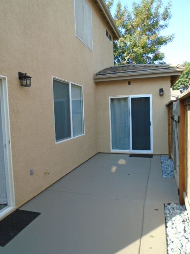 Building Photo - BEAUTIFUL WHITNEY OAKS HOME WITH 3+ BEDROOMS, 3 FULL BATHS, & 2 CAR GARAGE!