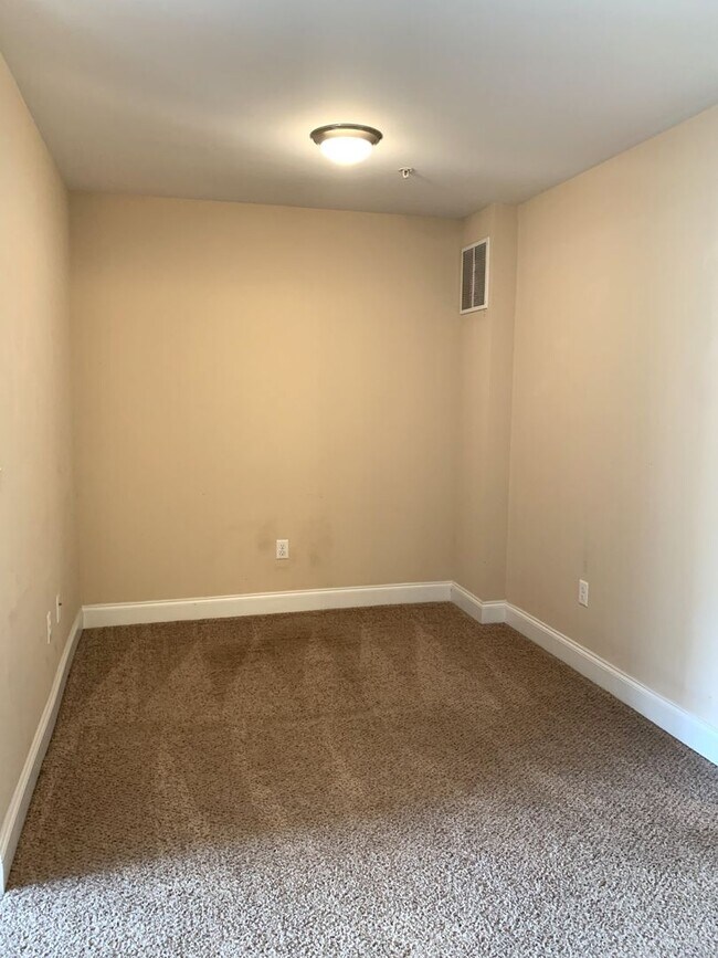 Building Photo - Spacious 3-Bed, 2.5-Bath Townhouse with Fe...