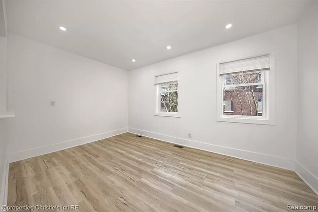 Spacios layout. High end finish - 1975 Gladstone St
