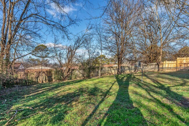 Building Photo - Three Bedroom, Two Level Duplex for Rent!