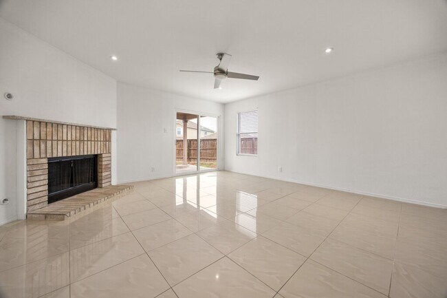 Building Photo - Beautiful 3 bedroom 2 bath home on Big Corner Lot!