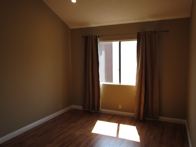 Building Photo - 452 W Huntington Dr