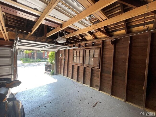 Building Photo - 180 Richmond Ave