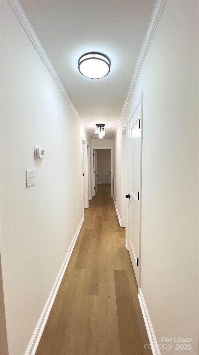 Building Photo - 308 Robinson Ave