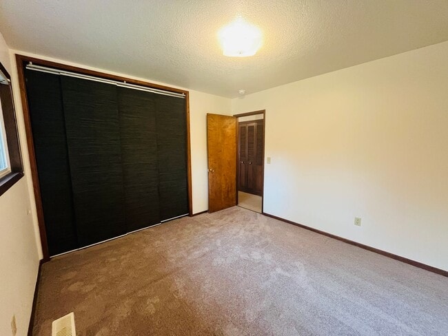 Building Photo - Charming One-Level Home in Garden Home — Near Washington Square & Trader Joe’s! Landscaping Inclu...