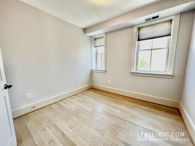 Building Photo - 1451 Park Rd NW