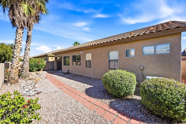 Building Photo - 906 E Sheffield Ave