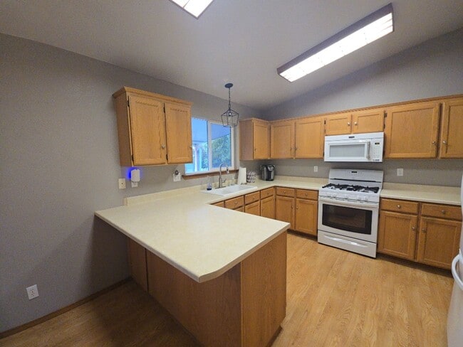 Building Photo - Pet friendly! 3DB/2BA Fortuna home on quiet road!