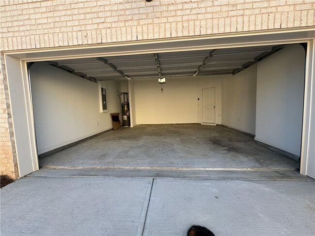 Building Photo - 516 Meadows Ln