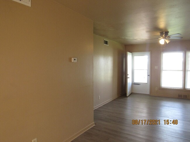 Building Photo - Great Home located close to shopping, rest...