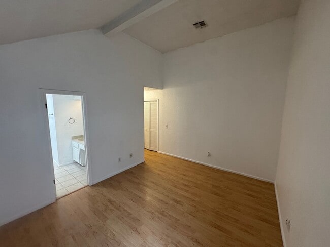 Building Photo - 3 bedroom, 2 bath 2 car garage home for re...