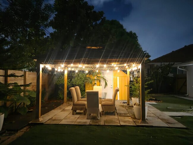 Building Photo - 806 NE 4th St