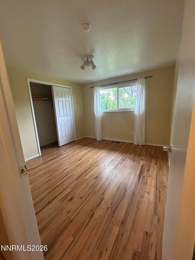 Building Photo - 1045 Johnson Pl