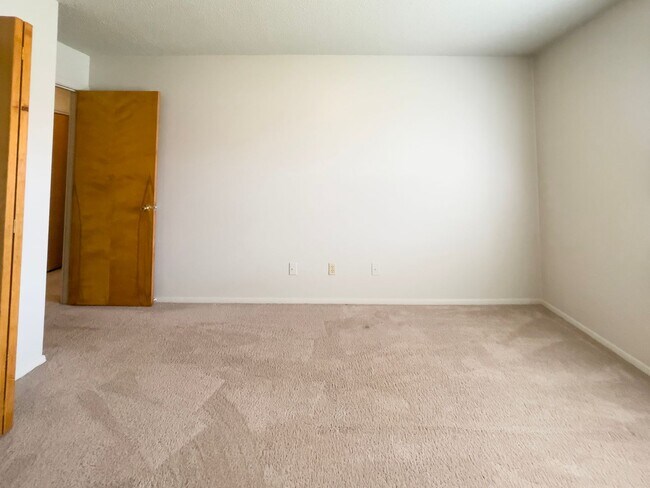 Building Photo - Spacious 2 Bedroom!