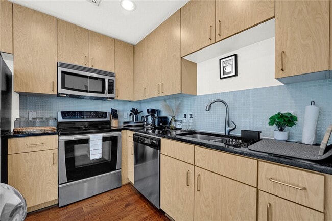 Building Photo - 5925 Almeda Rd