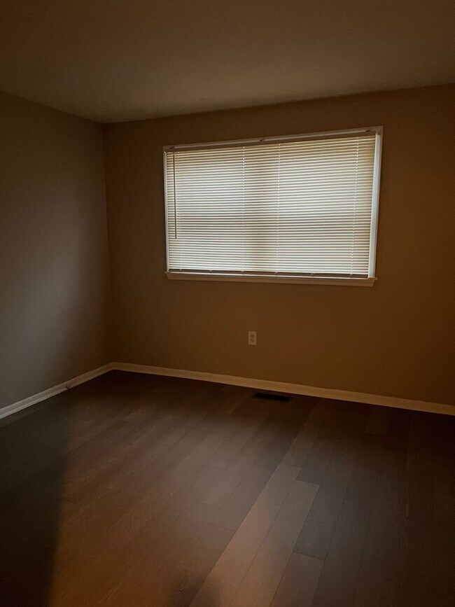 Building Photo - Two bedroom apartment in Northeast Baltimo...