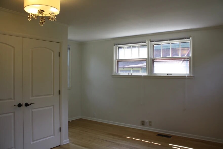 Building Photo - 810 E 1st St