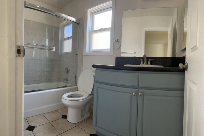 Building Photo - 2 Bed, 1.5 Bath Stunning, Gated Tri-Level ...