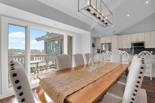 Building Photo - "Coastal Comfort Awaits: Spacious 3-Bed, 3-Bath Furnished Retreat in Moss Creek on the Marsh!"