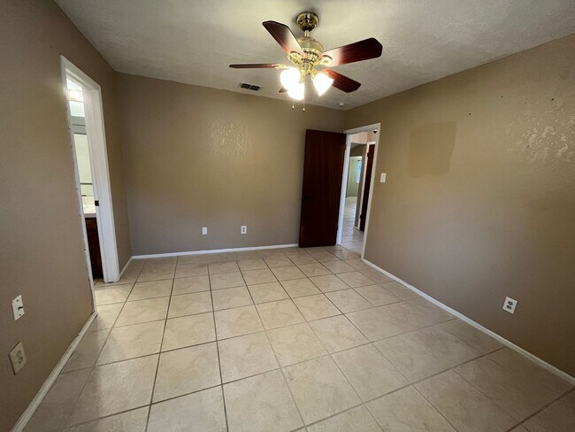 Building Photo - 2118 Meadowgrove Dr