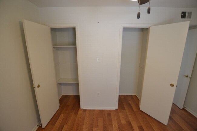 Building Photo - Newly updated, 2 bedroom, 2 bath Condo at Westdale Club Condos