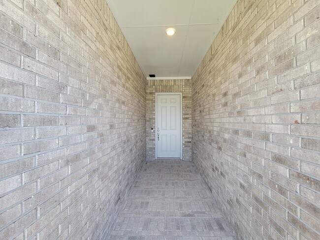 Building Photo - 907 Youth Water Rd