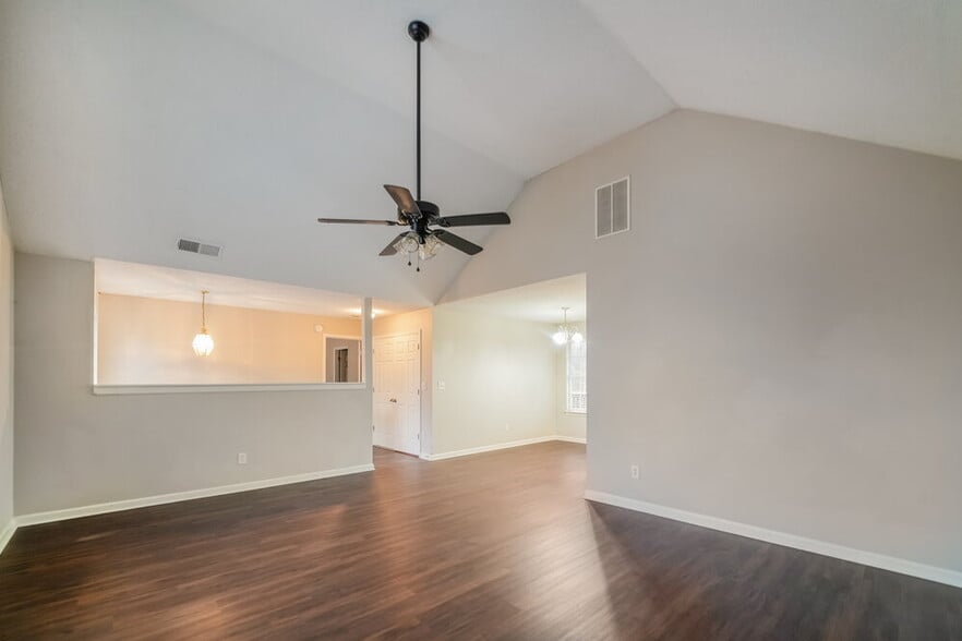 Building Photo - 409 Robin Hill Ln