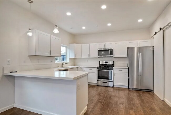 Building Photo - Fully Furnished Modern 3-Bed, 2-Bath Near ...