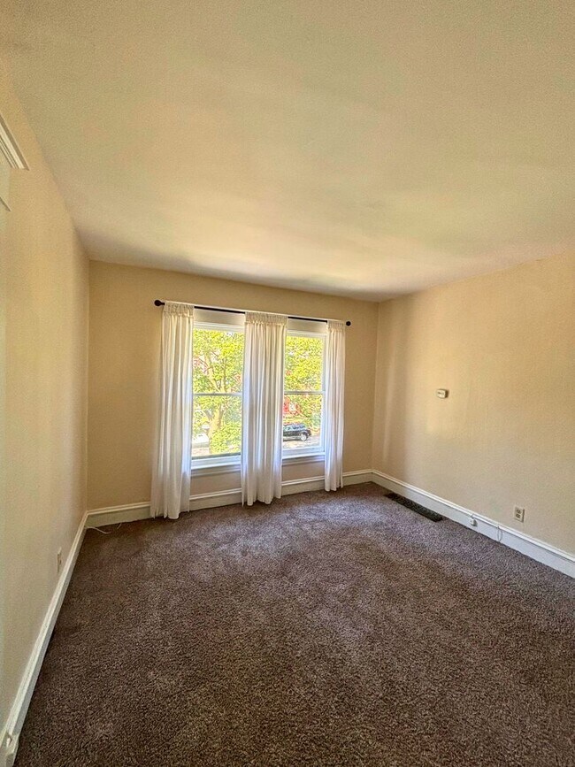 Building Photo - 216 Lafayette Ave NE