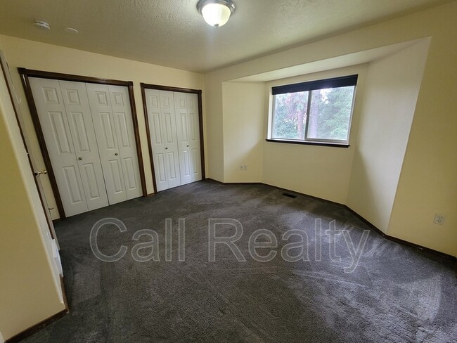 Building Photo - 7209 N Pine Rock St