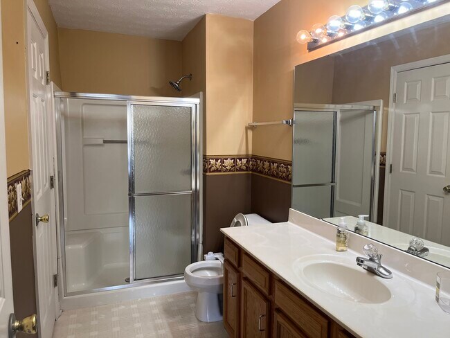 Building Photo - 4611 Court Yard Dr