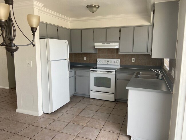 Building Photo - 2 Bedrooms 1 Bath Duplex