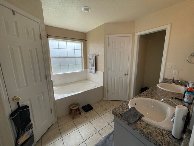 Building Photo - 4204 Tropicana Dr